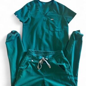 XS/R Figs Hunter green joggers scrub set